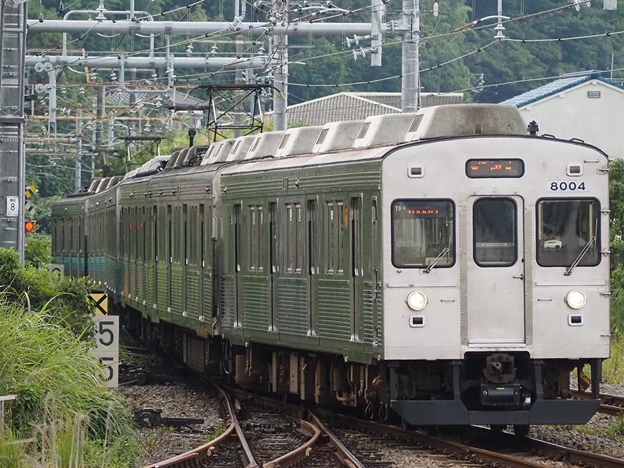 色帯すら不要!? “つるつるステンレス”になぜ戻した？ 往年の東急