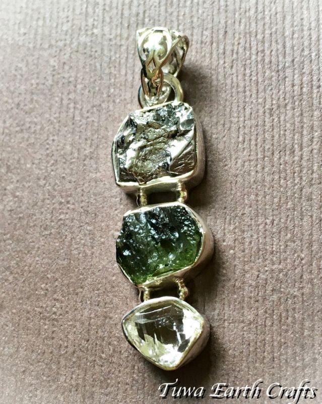 運気アップ・夢の実現】高品質モルダバイト原石ペンダント with カンポ