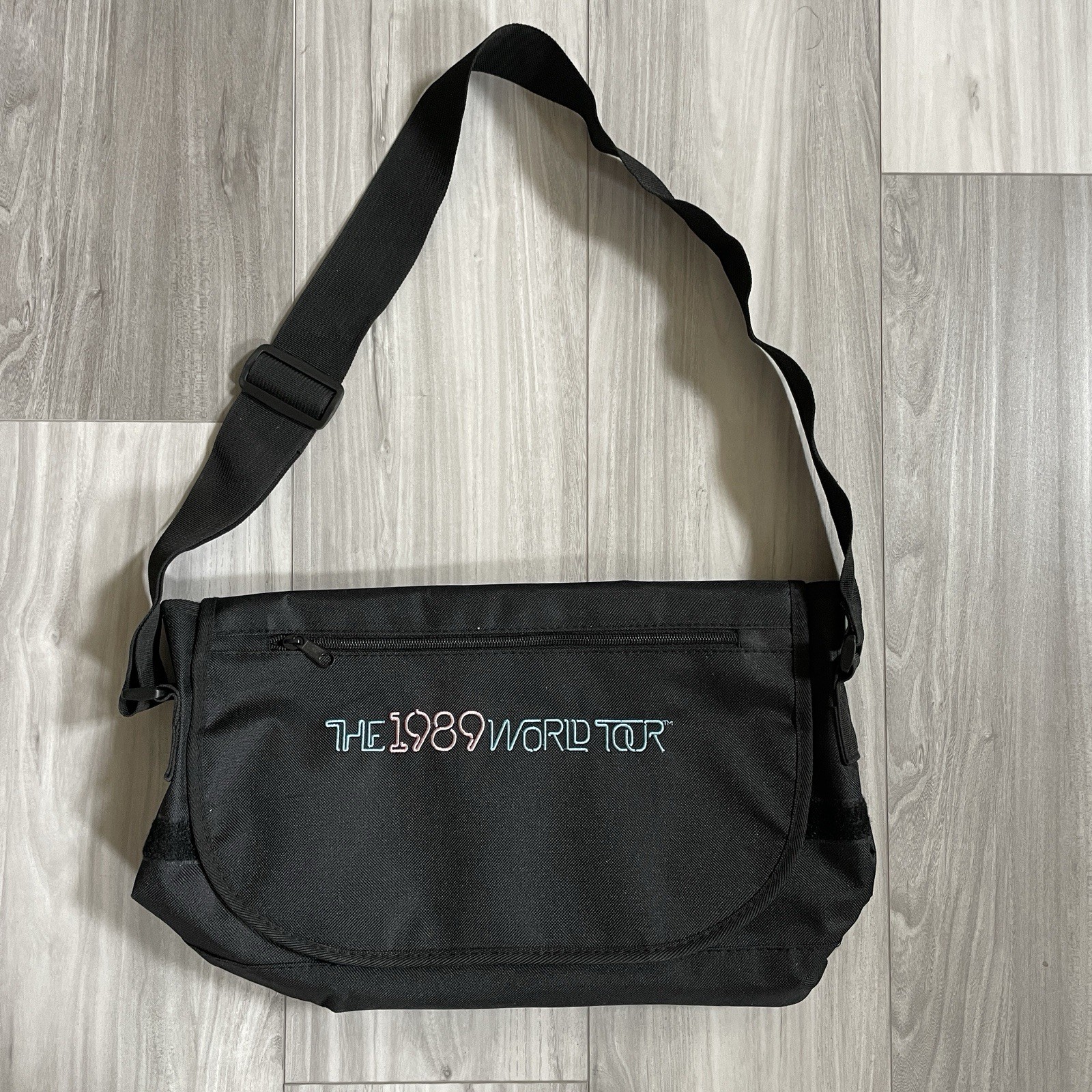 Taylor Swift 1989 World Tour Messenger | Mercari