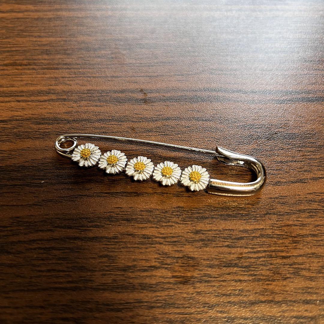 PEACEMINUSONE PMO DAISY SAFETY PIN