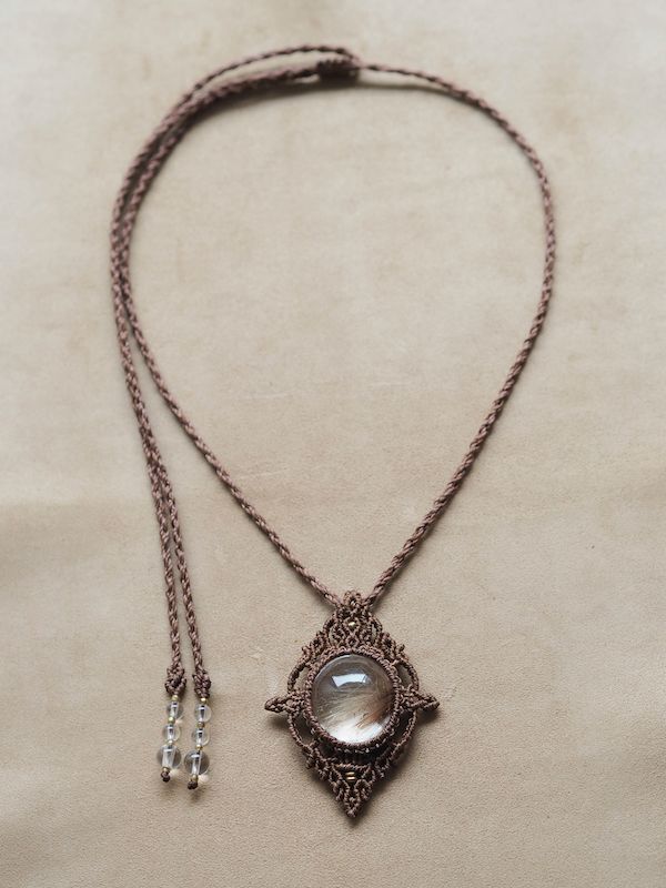 慈詩』スギライトとバイカラールビーのマクラメペンダントネックレス