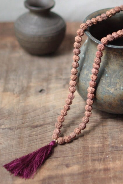 ヨガに、瞑想に。シルクのタッセルがついた、菩提樹の実を使用した
