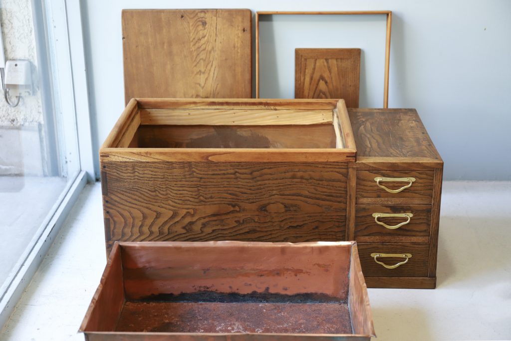 火鉢】江戸火鉢 欅の見事な木目 酒を燗できる鉄瓶と五徳が一体化 備長