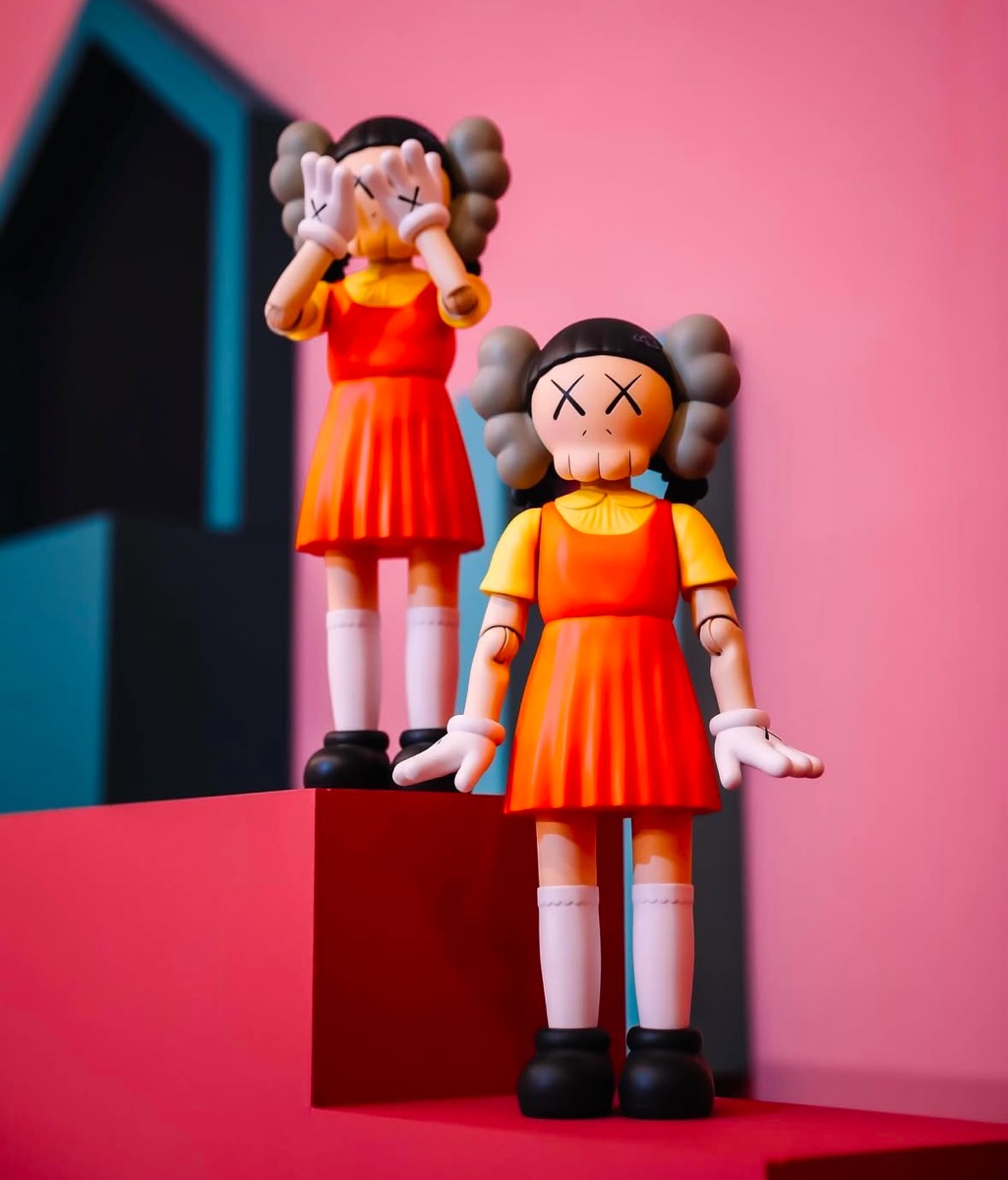 KAWS x イカゲーム（Squid Game）“YOUNG-HEE” ヨンヒ人形フィギュアが