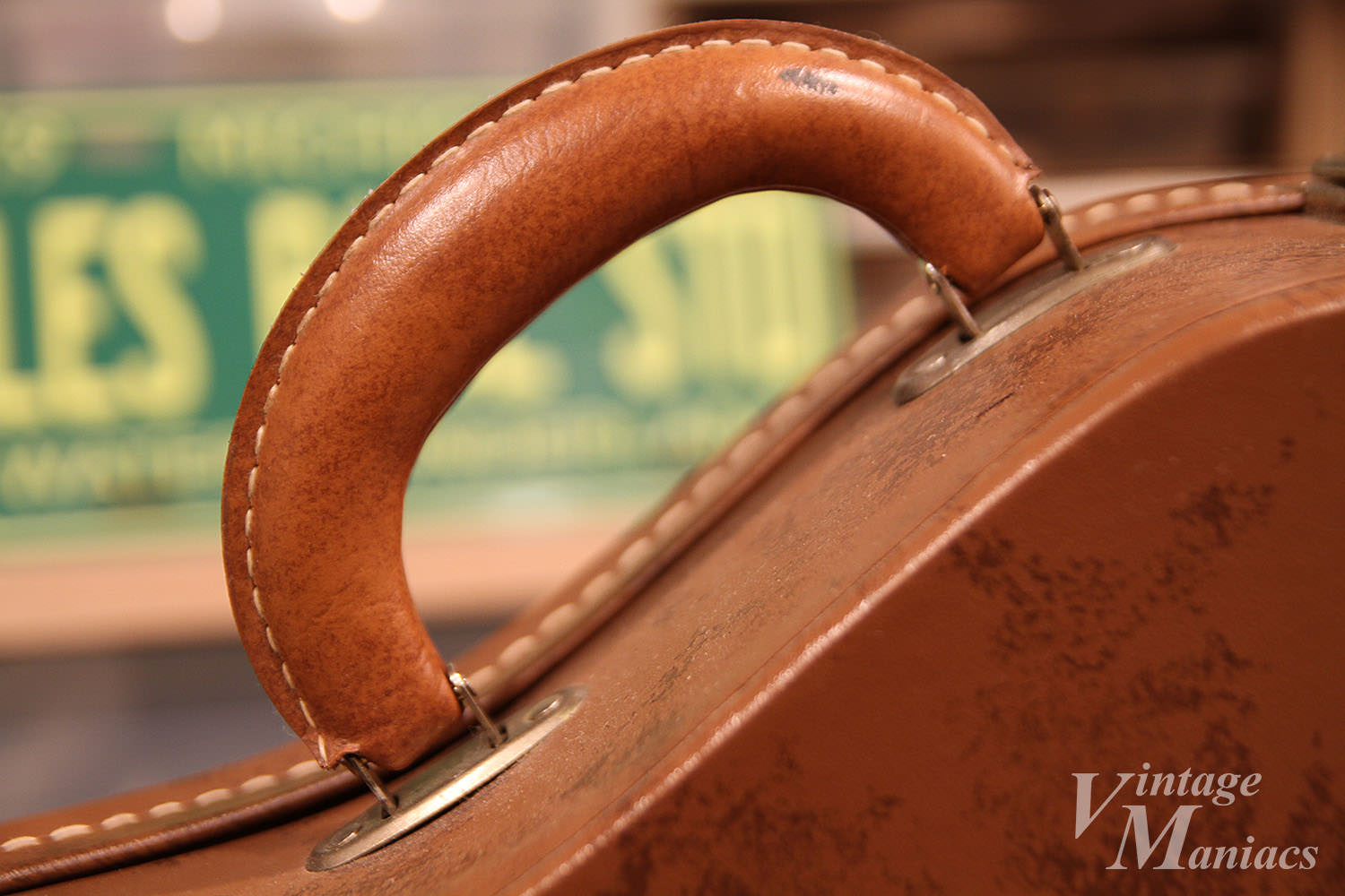 ハンドルをケースに固定する特殊な金具「オフセット・ブラケット