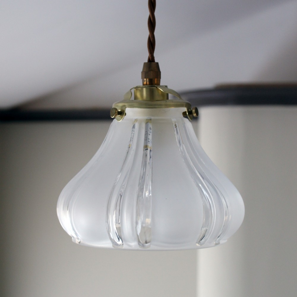レトロ感漂う、ぽってりシルエット ガラスシェードのペンダントライト