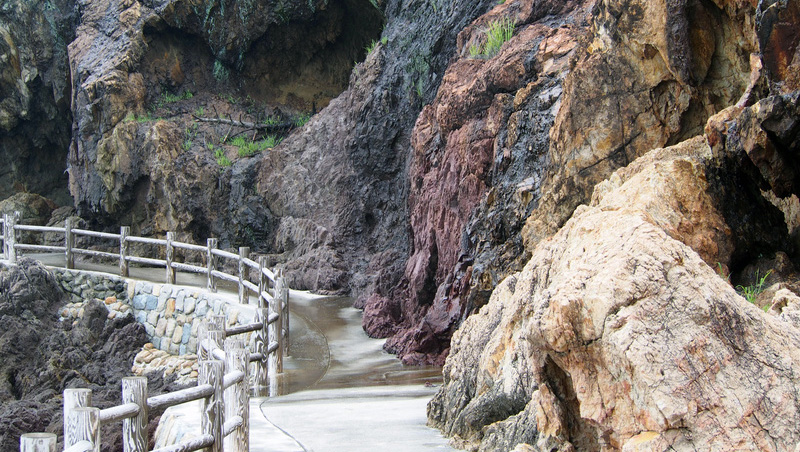 自然のパワー全開！ 青赤黄白黒の岸壁「五色岩」 | VISIT鞆の浦
