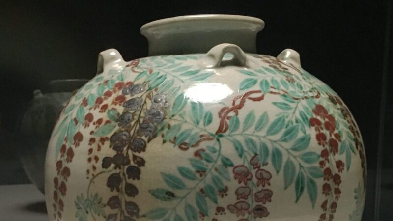 国宝-工芸｜色絵藤花文茶壺（仁清作）［MOA美術館］ | WANDER 国宝