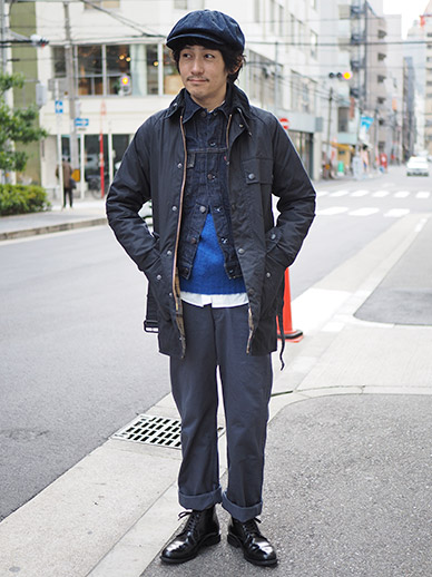 ジージャンとチノパンをダークトーンでキレイ目に