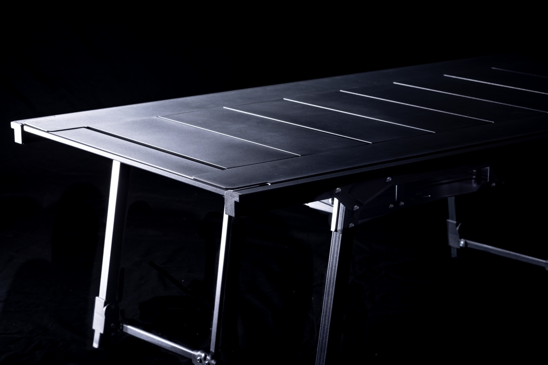 ラギッドな金属感。大人気のアルペン「アルミユニットテーブル」に