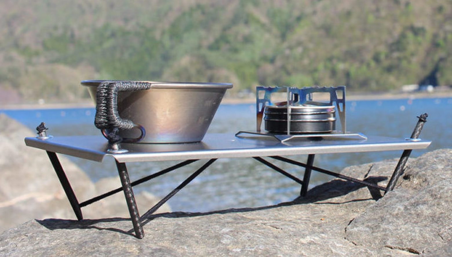 わずか88g！ 凹凸なフィールドでも水平になる、新発想の超軽量テーブル