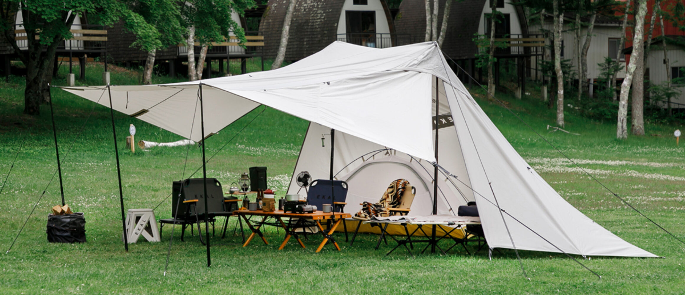 テンマクデザインの2ポールシェルターが、エカル別注でグレージュに