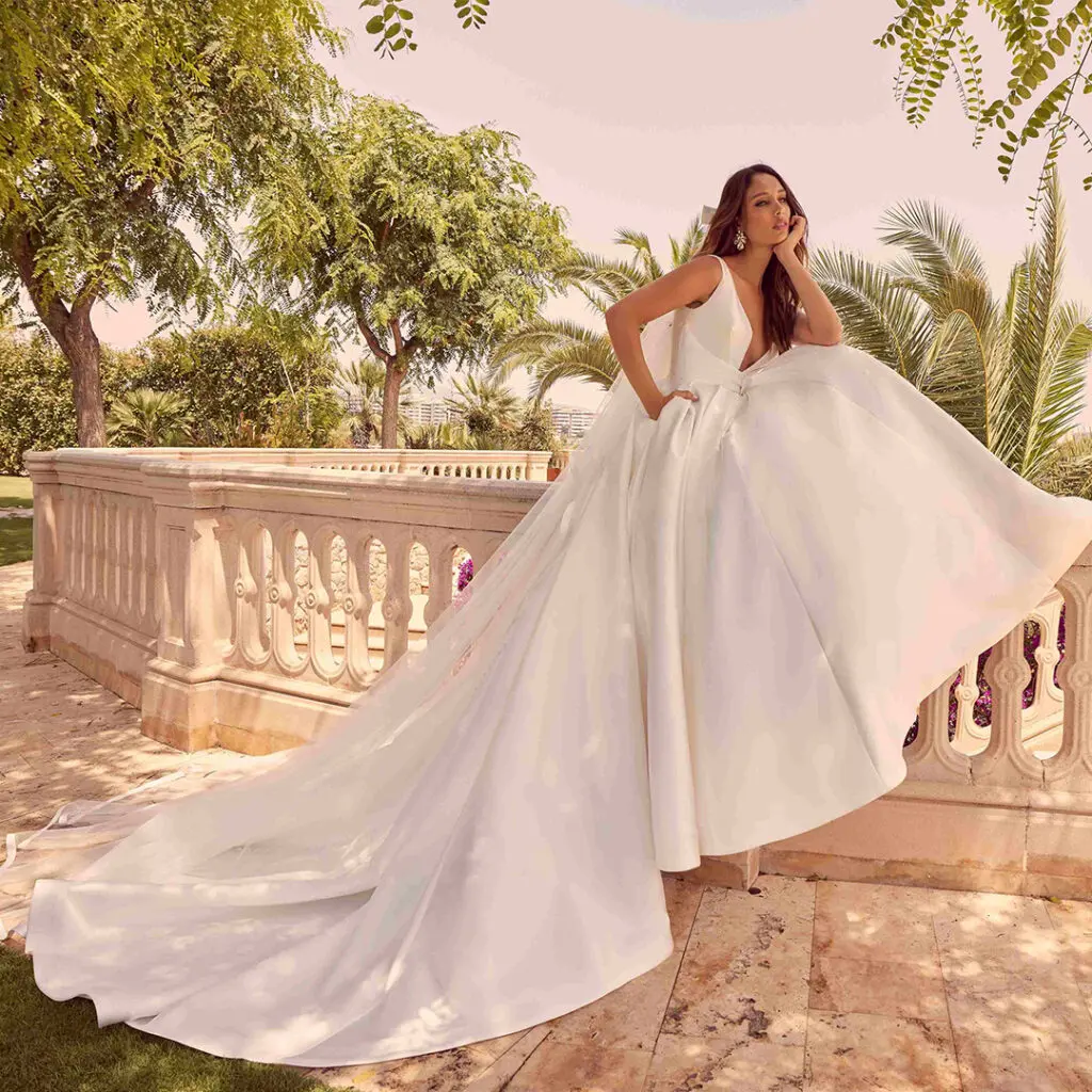 後ろ姿を美しく見せるロングトレーンウェディングドレスの魅力 - ミス