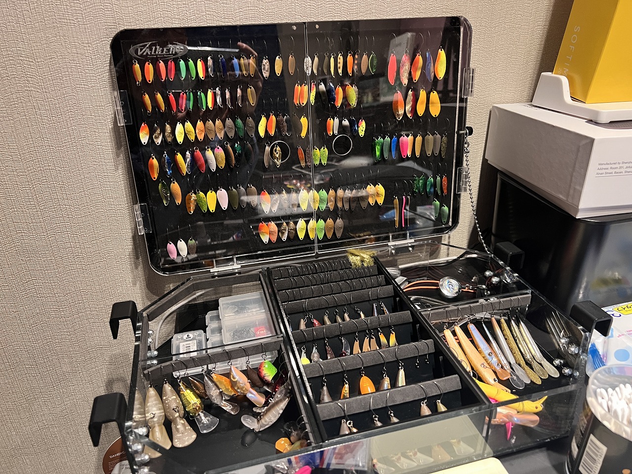 釣り道具とトラウトのアートボックス