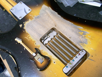 フィギュア付き限定盤のフィギュアはあの伝説のギター！サンプル画像を