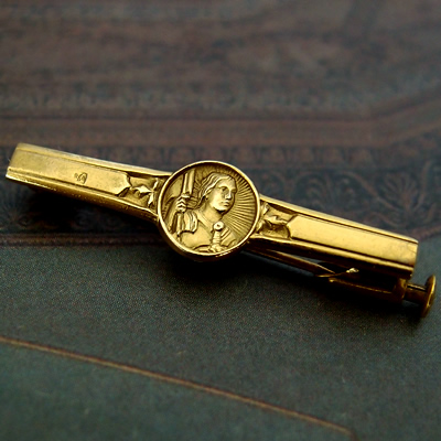 ジャンヌダルクのブローチ フランスアンティーク ゴールドプレート