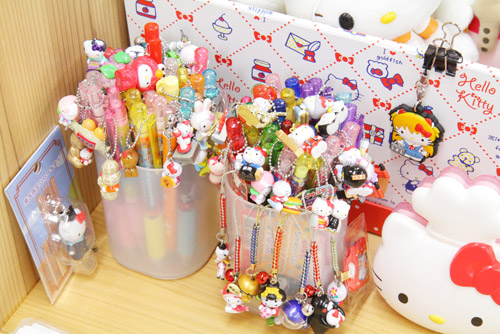 キティ ご当地 ボールペン/根付けストラップ/キーホルダー等17個