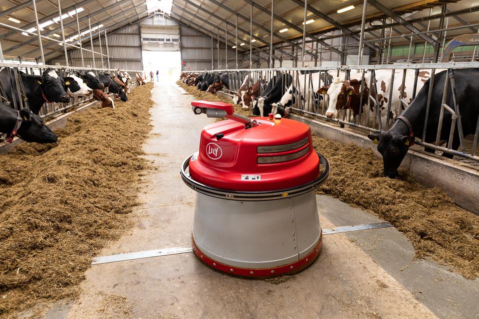 ムービー：餌寄せロボット LELY JUNO - 製品情報 | 株式会社コーンズ