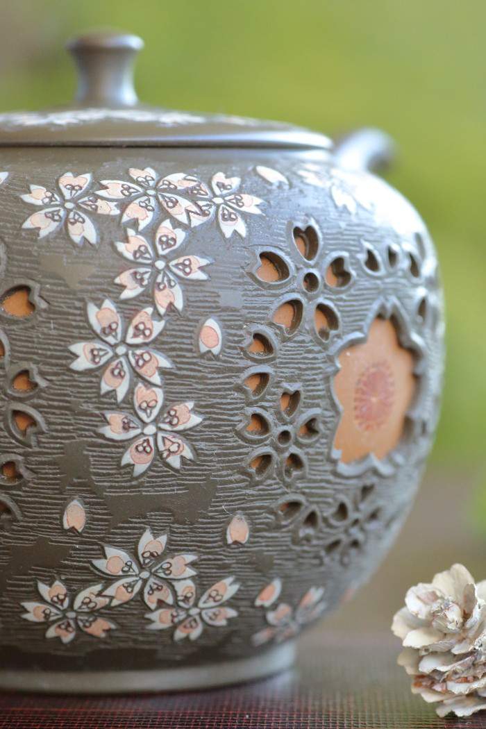 間野舜園 常滑焼 印籠蓋緑泥透かし彫り桜紋急須 満容量300ml 桐箱