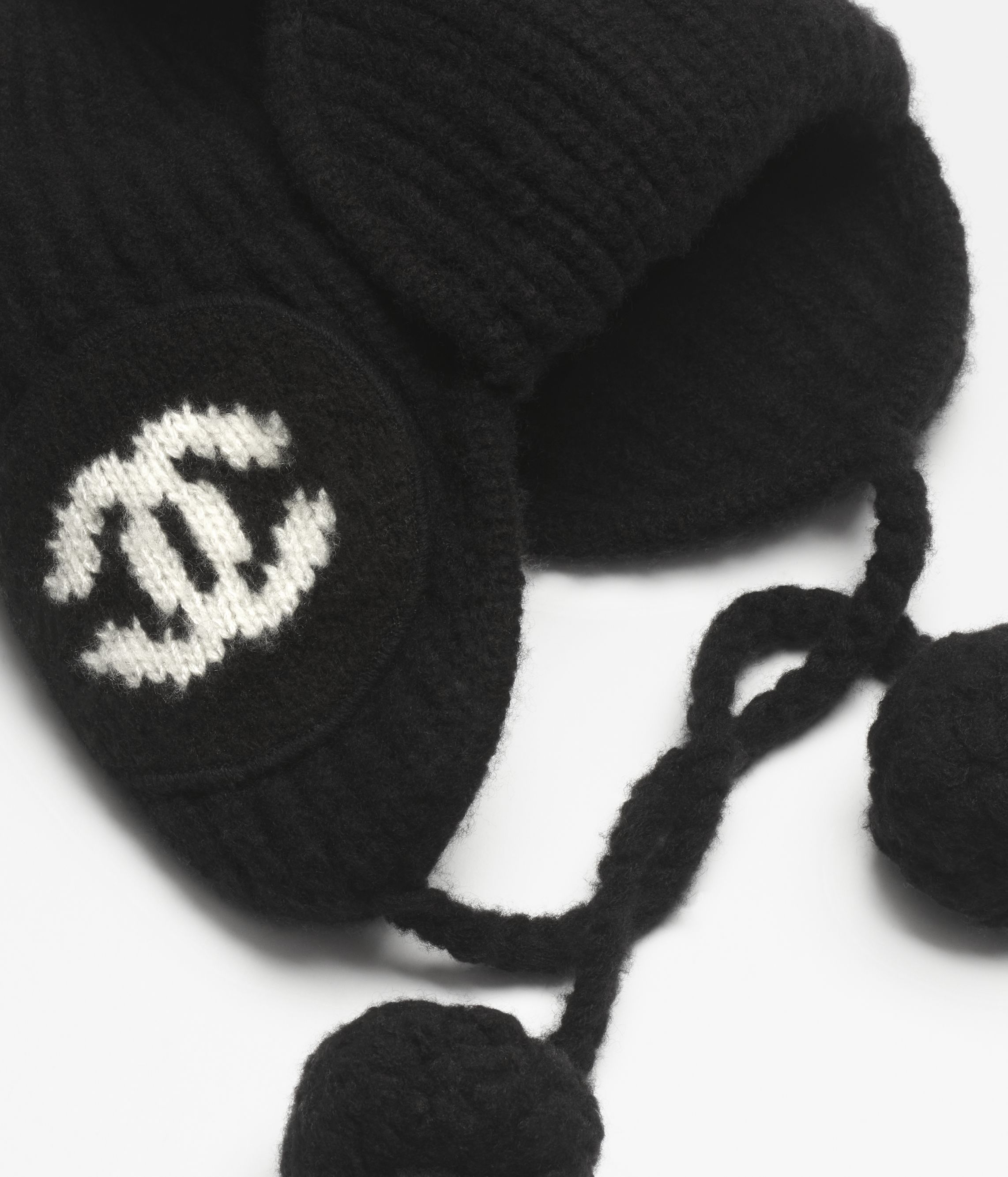 シャネル ニット帽 入手困難！ポンポン付きがキュート♪【CHANEL
