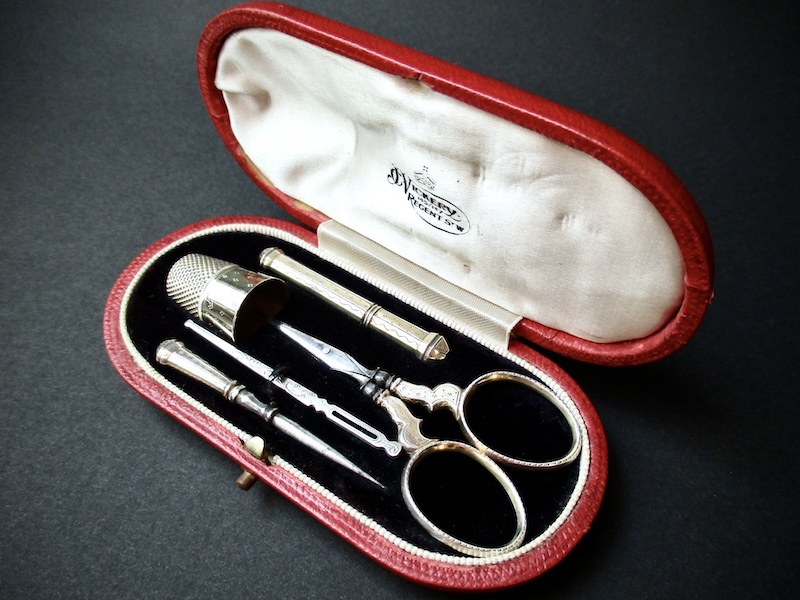 アンティークのソーイングセット