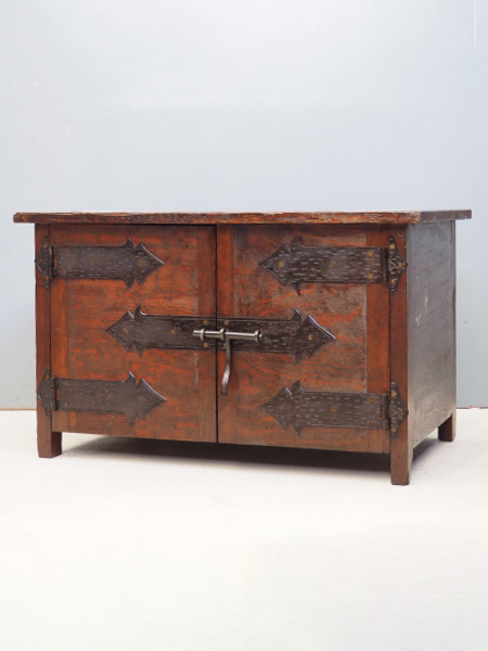 （りりり）送料込み　スペイン製　木製キャビネット ヘリンボーン模様が特徴の「ハリーフ」シリーズ｜【幅120