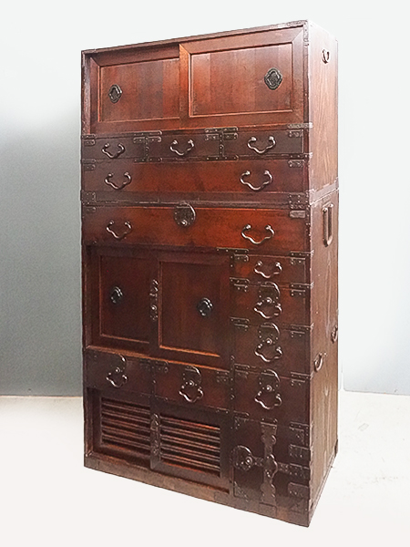 箪笥　立派な大正時代の帳場箪笥　榎木と杉　キャビネット 　鍵付き 大珍品!! 文明開化!! 西洋の将校を金具に描いた極上帳場箪笥 BB1236-MT