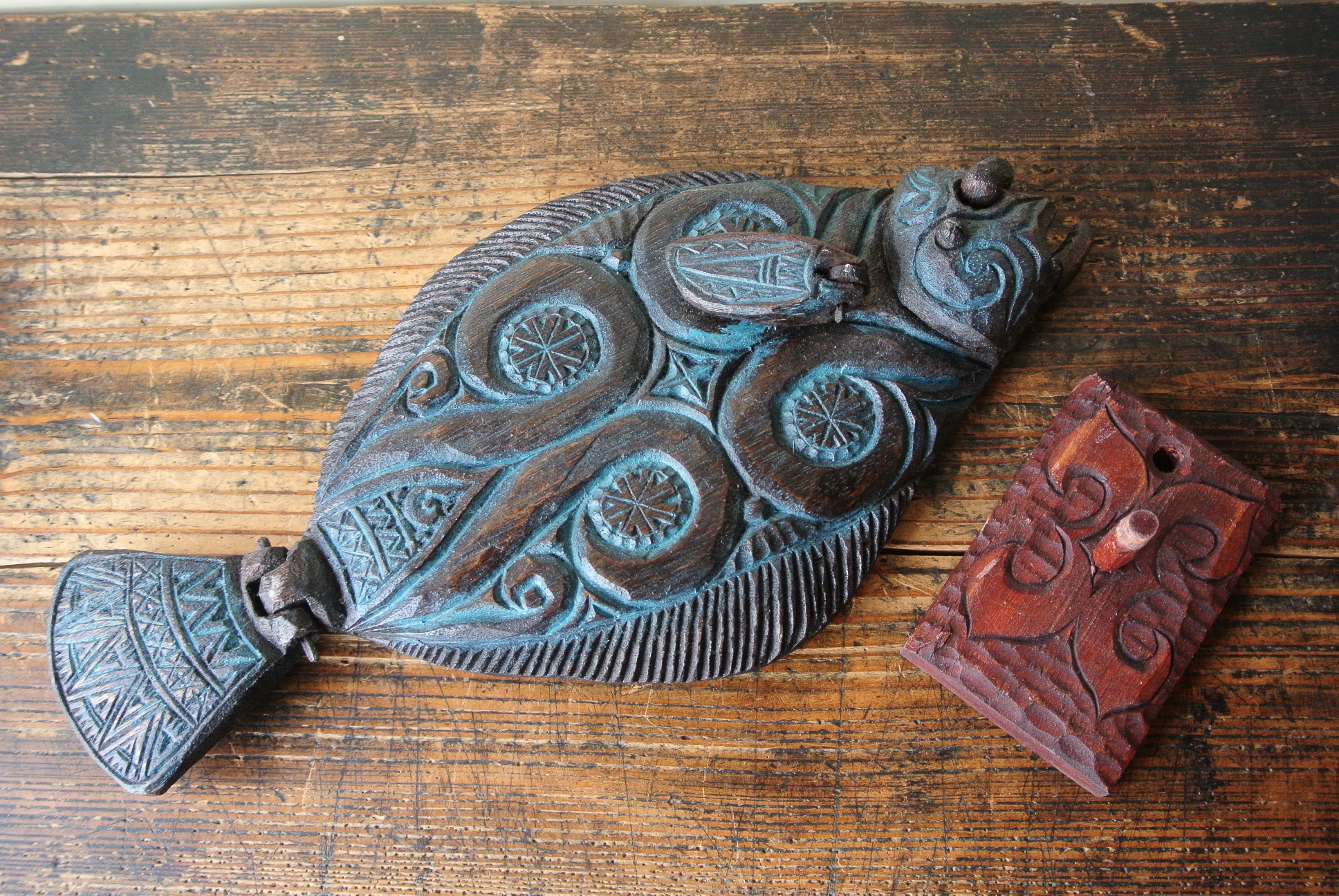 阿部紀男「鮭」アイヌ文様 アイヌ彫り 皿立て付き アイヌ彫刻家 阿部