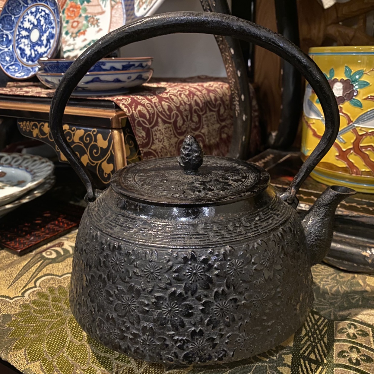 南部鉄瓶 笹葉模様 / Vintage Bamboo Leaf Tetsubin 桜柄 南部鉄瓶