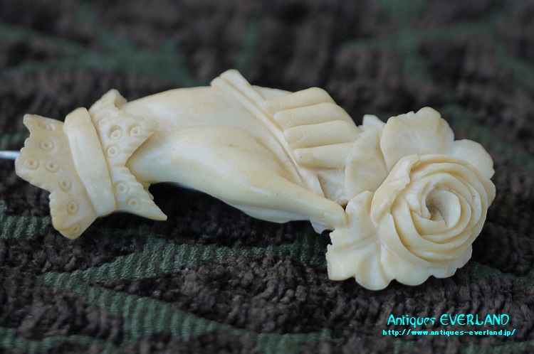 ヴィクトリアン アイボリー ハンド ブローチ