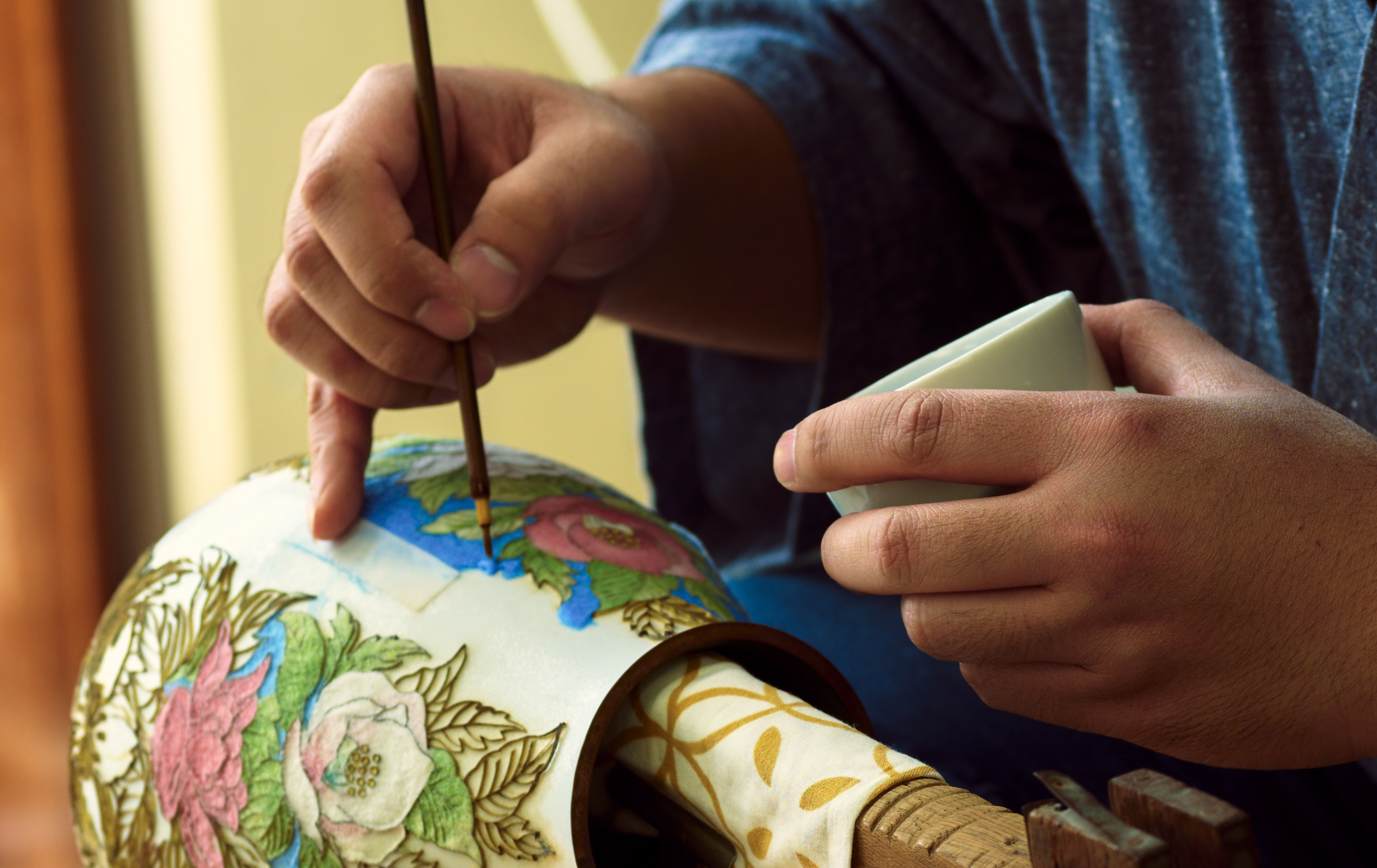 鮮やかな色を纏い、魂が宿るつないだ技で心に残る美しさを｜施釉