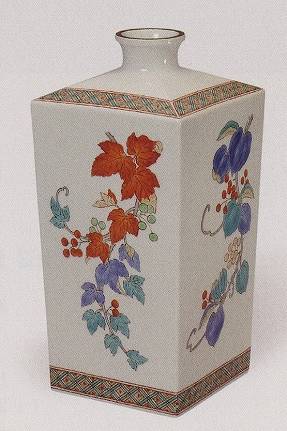 十四代酒井田柿右衛門「濁手草花文花瓶」の買取・査定は美術のプロにお