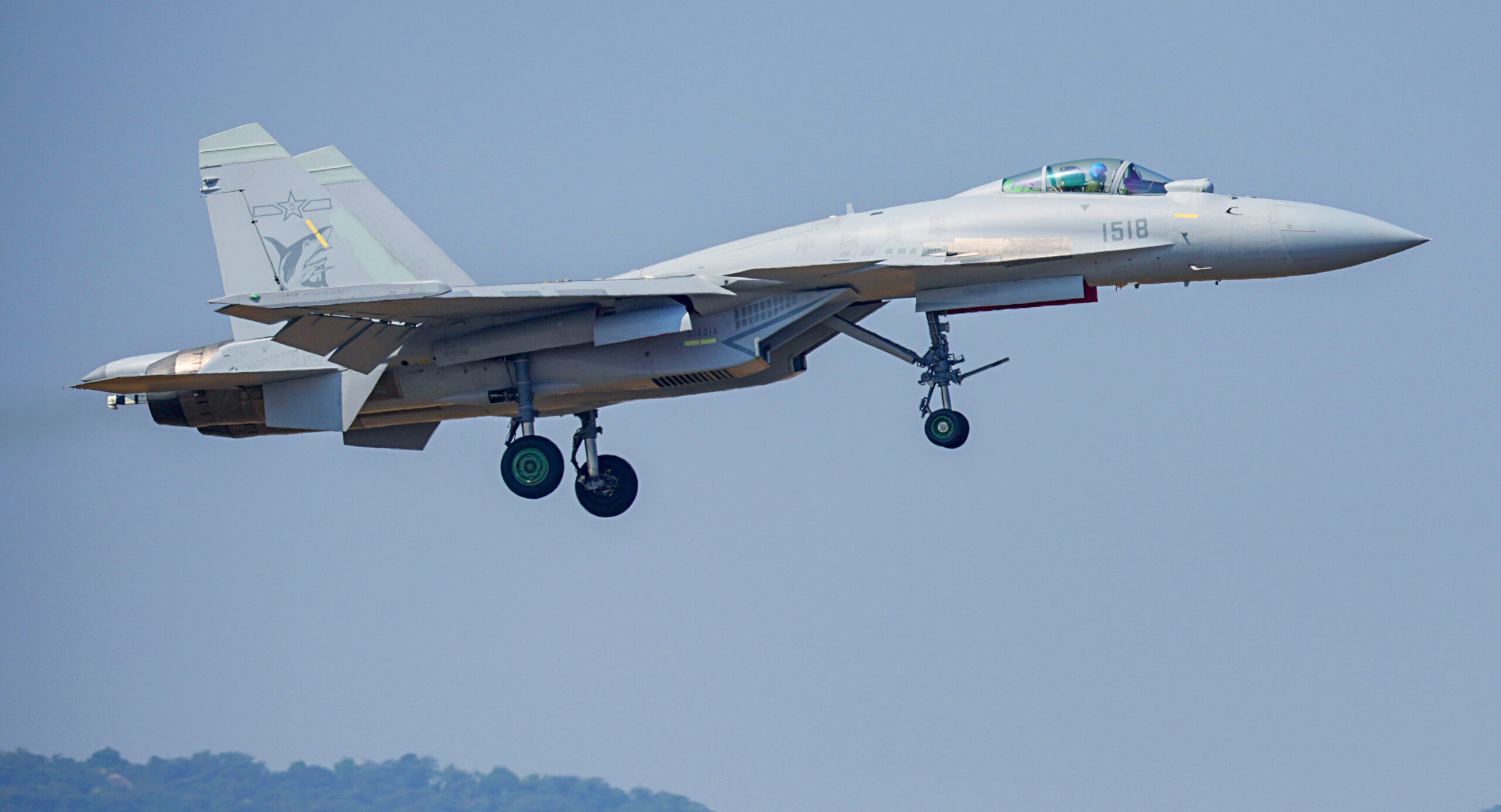Caça naval chinês J-15T 'Flying Shark' aterrisa em Zhuhai para