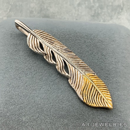 18金 プラチナ900 コンビ フェザー デザイン ペンダント / K18 Pt900