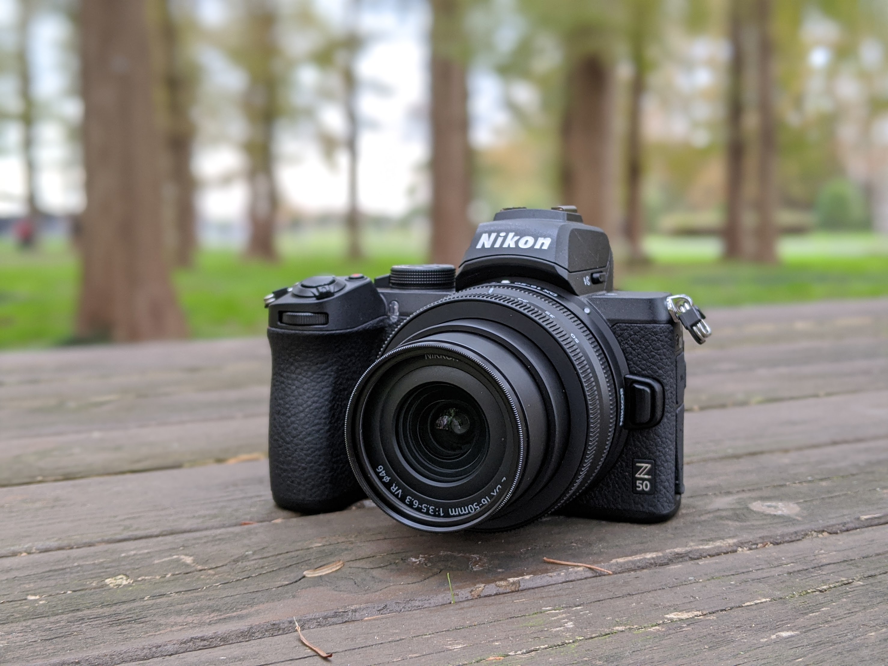 Nikon Z50 ミラーレス一眼 本体 バッテリー2個とマニュアルレンズ付き