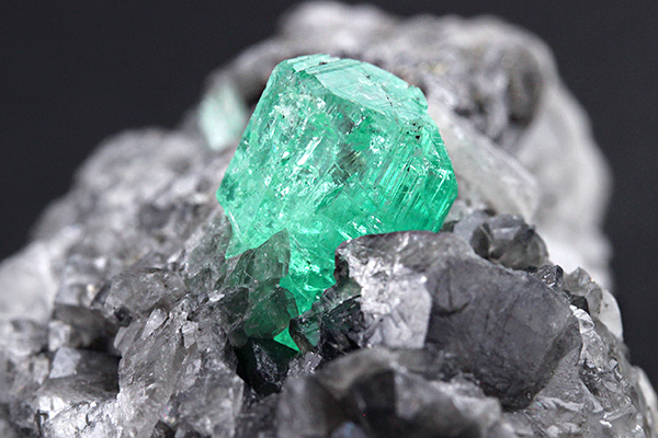 特選品】コロンビア産エメラルド原石（母岩付き）-020（UI-88）水晶