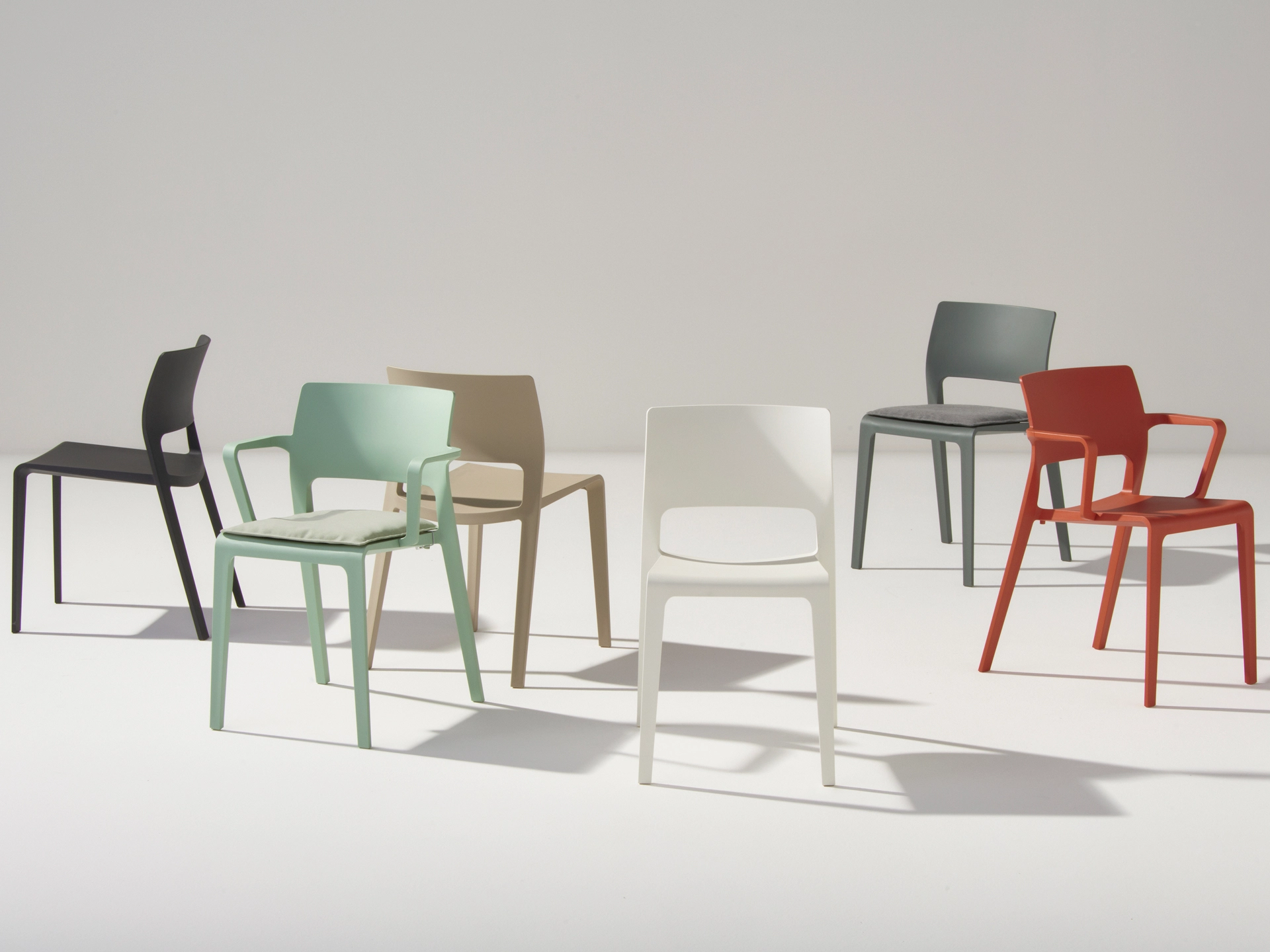 Arper Juno 02: Plastic Outdoor Chairs | Arper US