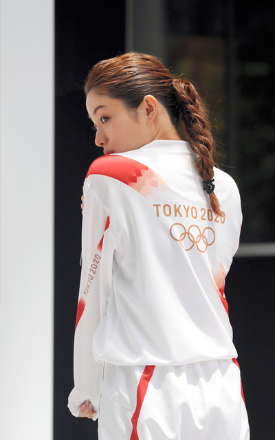 聖火ランナーのユニホーム発表 赤色のたすきのデザイン - 東京