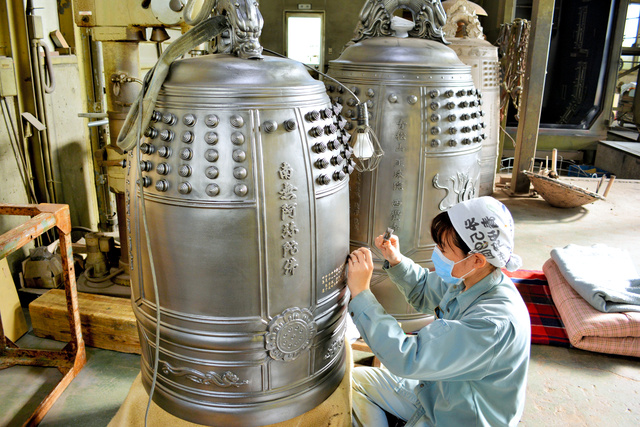 平和の鐘」の製作所、民事再生法を申請 富山の老舗：朝日新聞