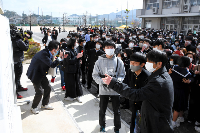 笑顔咲く 6700人が歓喜 公立高校で合格発表 [山口県]：朝日新聞
