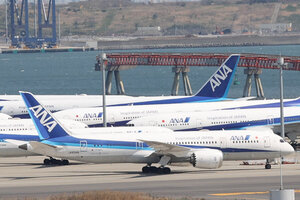 誘導路灯 航空 飛行機 空港 灯火 ANA JAL 離陸前の日航機が誘導路で