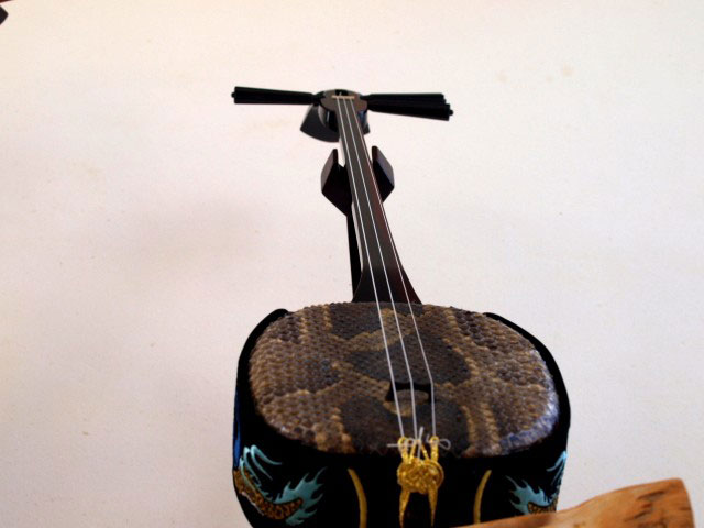 沖縄 三線（さんしん）～黒木の棹・本皮一枚張り 沖縄 三線（さんしん