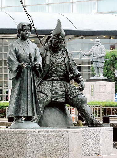 家康像―竹千代像―久能山東照宮 令和の駿府「直列伝説」、結ぶと一直線