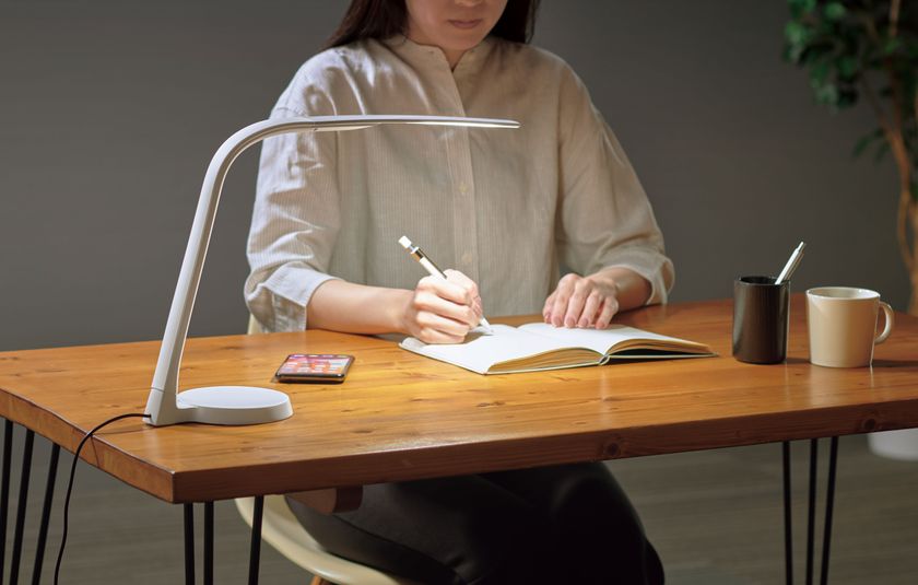 山田照明、USBに対応したデスクライト新製品『Z-9』発売！ 自由に動く