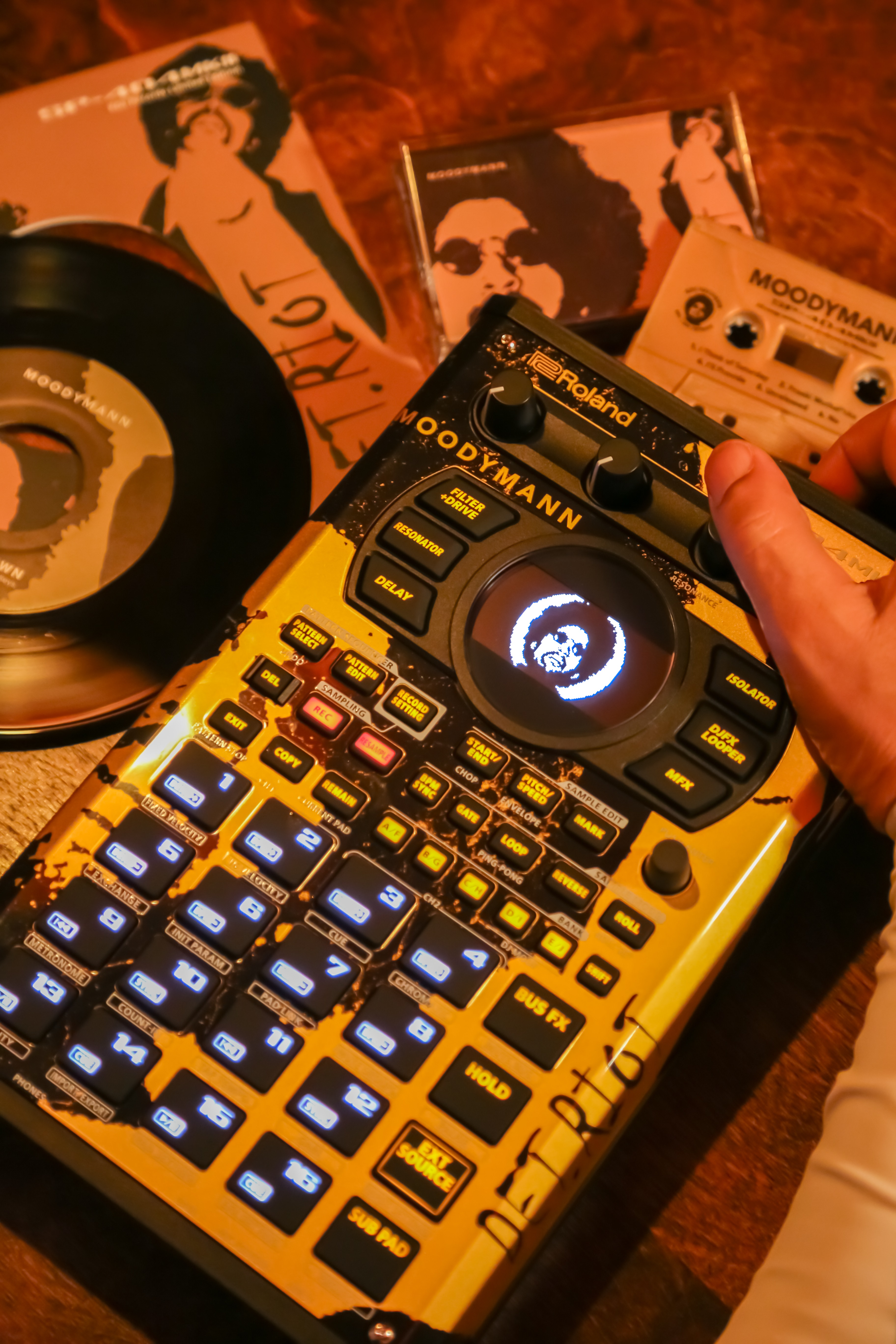 ローランドと「KDJ Records」のコラボによるサンプラー 「SP-404MKII