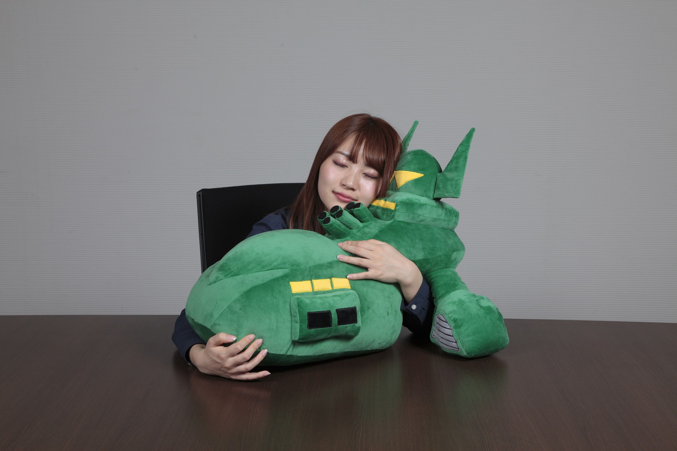 ホワイトベース／シャア専用ムサイが 60cmのひとやすみクッションに