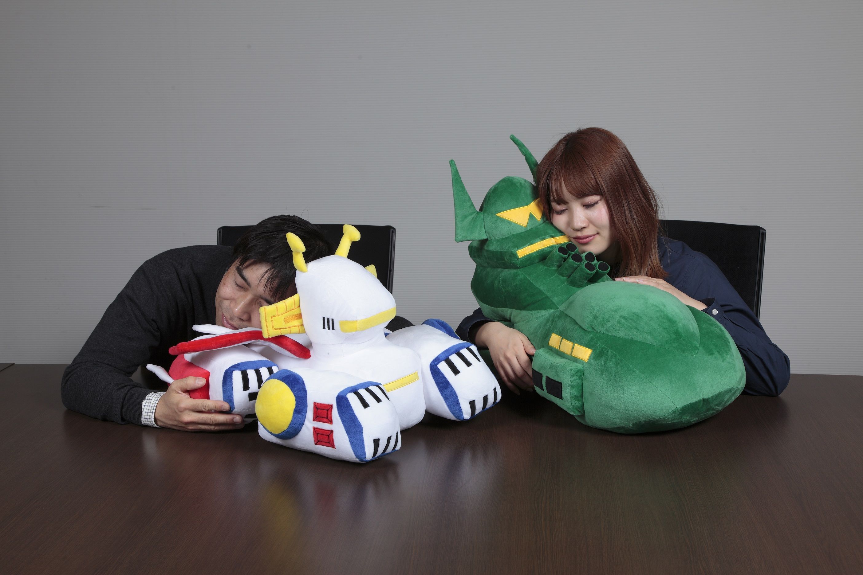 ホワイトベース／シャア専用ムサイが 60cmのひとやすみクッションに