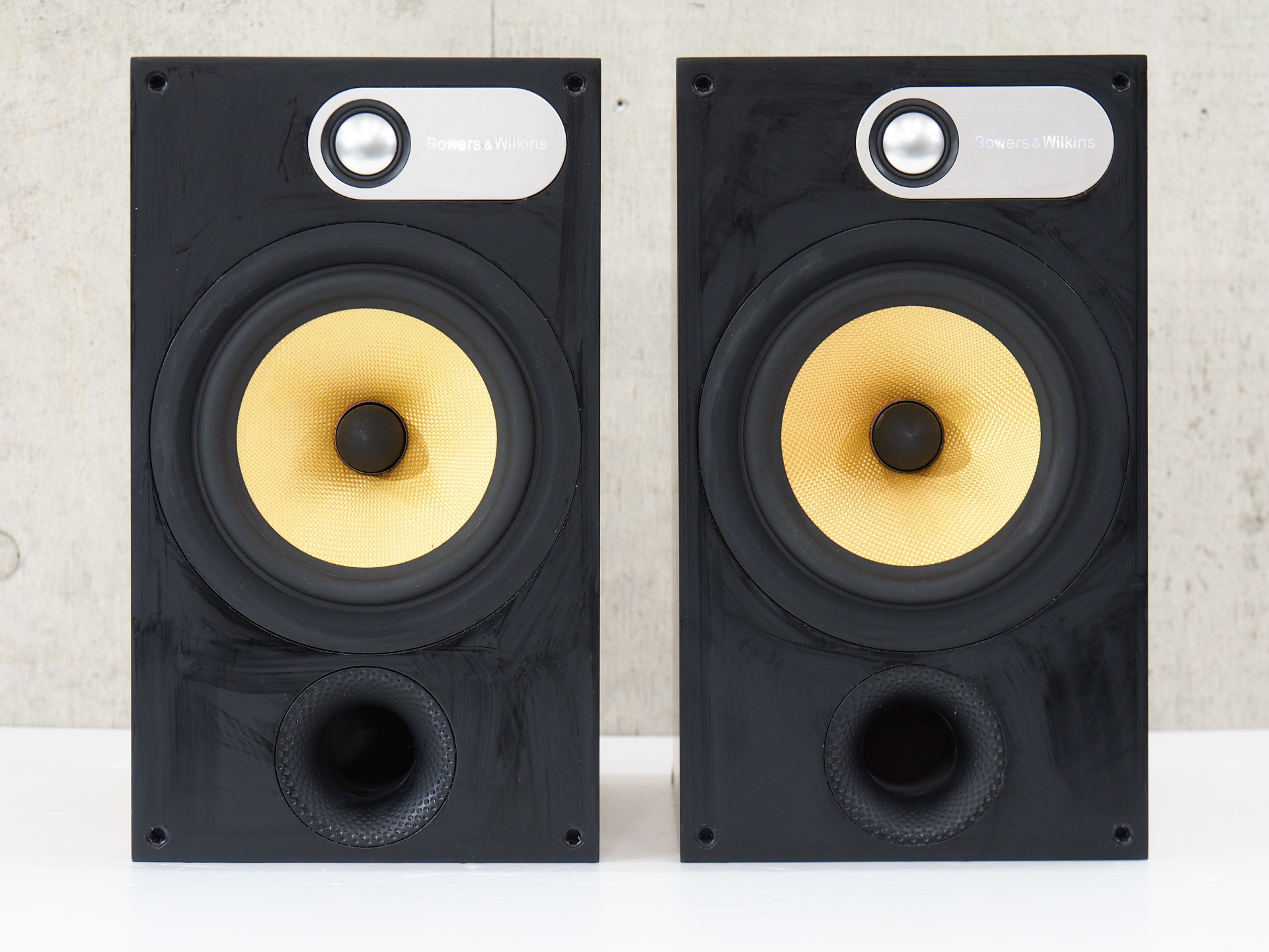 B&W 685 スピーカー ペア、スタンド、コード付き