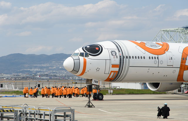 ANA、スター・ウォーズ「BB-8」ジェット披露 28日就航