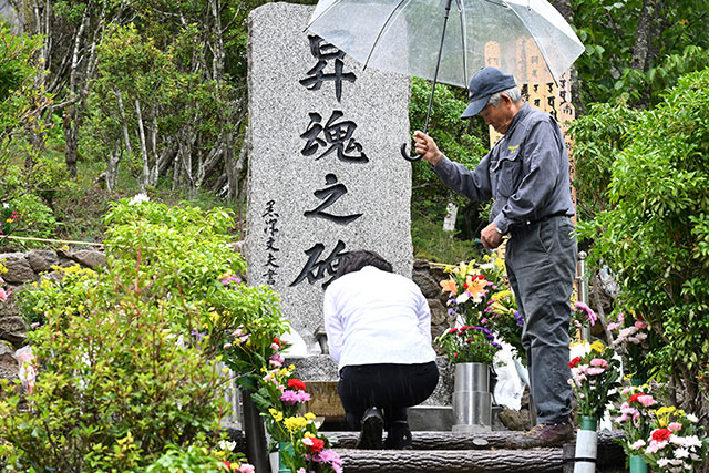 JAL鳥取社長、雨の御巣鷹山で献花 日航機事故40年